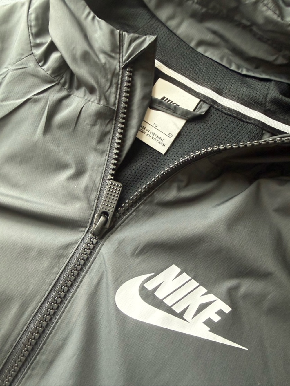 Youth XL, Nike Men's Black Hooded Windbreaker Jacket - Picture 2 of 5